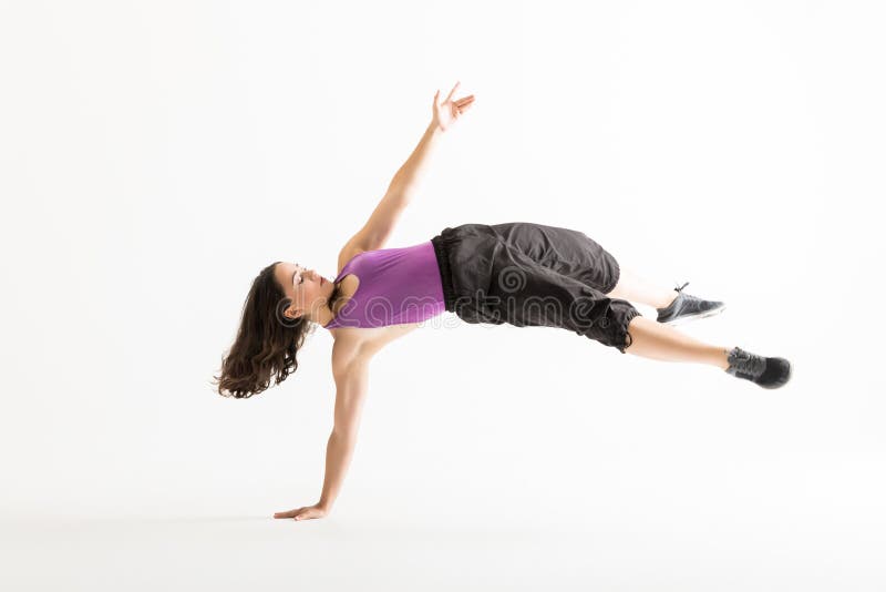 Donna entusiasta che equilibra a disposizione mentre eseguendo breakdance fotografie stock libere da diritti Donna entusiasta che equilibra a disposizione mentre eseguendo breakdance fotografie stock libere da diritti