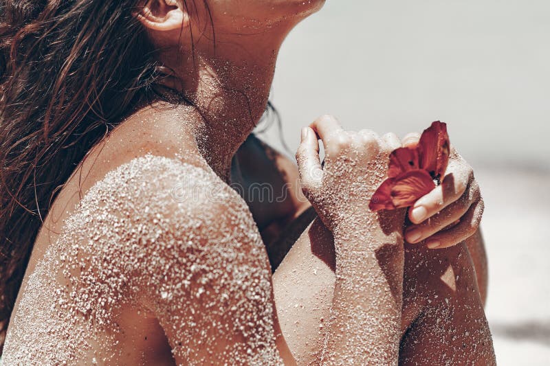 Donna esile abbastanza giovane con la fine abbronzata della pelle sul ritratto Corpo fotografia stock libera da diritti
