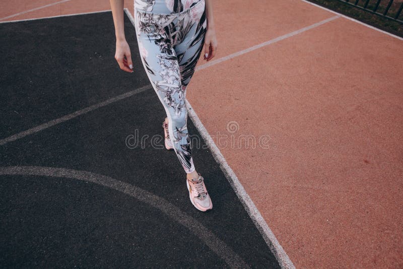 Donna esile attraente sportiva immagine stock Donna esile attraente sportiva immagine stock