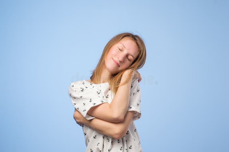 Donna europea felice che si abbraccia con il fronte godente emozionale naturale fotografie stock libere da diritti Donna europea felice che si abbraccia con il fronte godente emozionale naturale fotografie stock libere da diritti