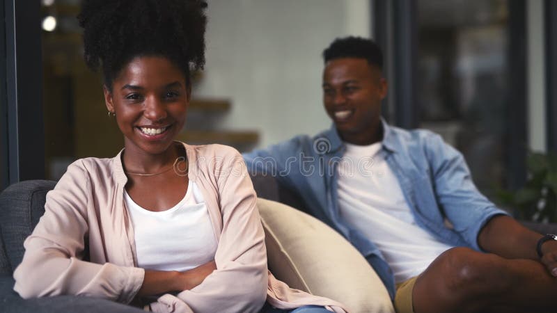 Donna faccia o felice in matrimonio sulla lealtà o la sicurezza del marito nel sorriso in salotto. coppia nera giovane o