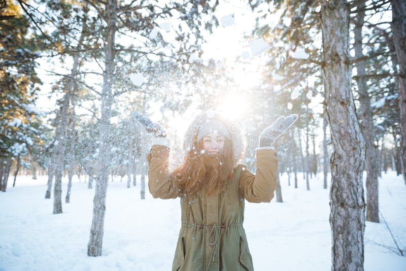 Donna felice allegra divertendosi con la neve nel parco di inverno fotografia stock libera da diritti Donna felice allegra divertendosi con la neve nel parco di inverno fotografia stock libera da diritti
