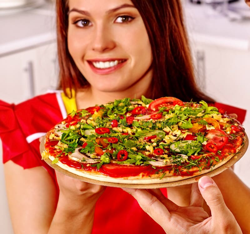 Donna felice che cucina pizza immagine stock Donna felice che cucina pizza immagine stock