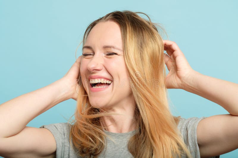 Donna felice che gioca fiducia di bellezza dei capelli immagini stock Donna felice che gioca fiducia di bellezza dei capelli immagini stock