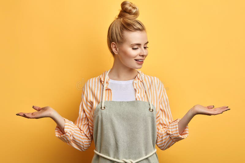 Donna felice che ha dubbi mentre sollevando le mani immagine stock Donna felice che ha dubbi mentre sollevando le mani immagine stock