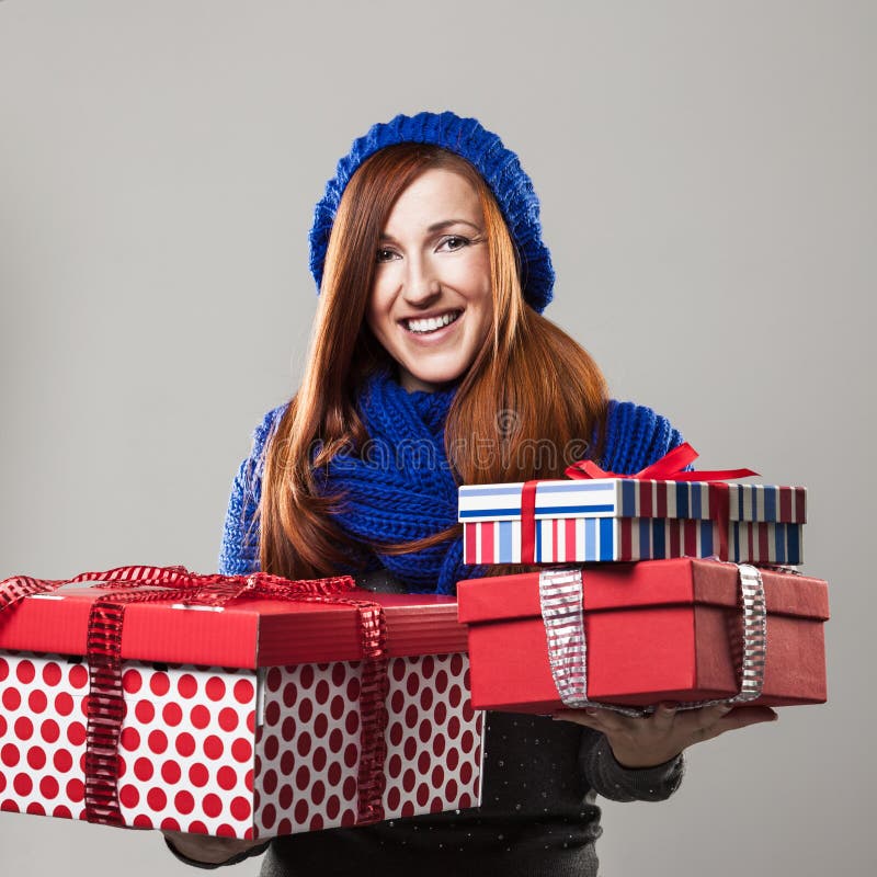Donna felice che tiene molti regali di Natale fotografie stock libere da diritti Donna felice che tiene molti regali di Natale fotografie stock libere da diritti