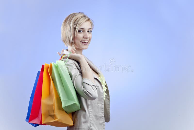 Donna felice con i sacchetti di acquisto immagine stock Donna felice con i sacchetti di acquisto immagine stock