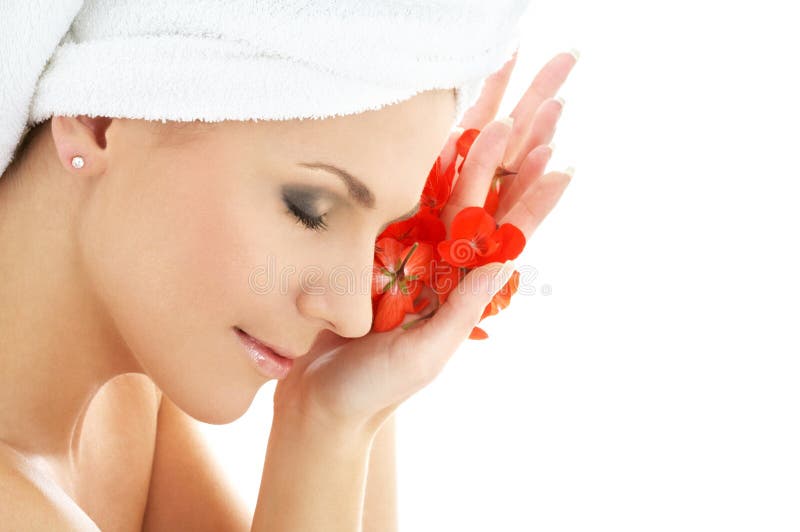 Donna felice con il pe rosso del fiore fotografia stock