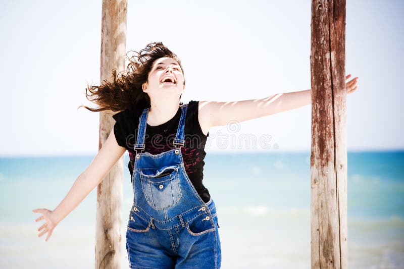 Donna felice dal mare immagine stock libera da diritti Donna felice dal mare immagine stock libera da diritti