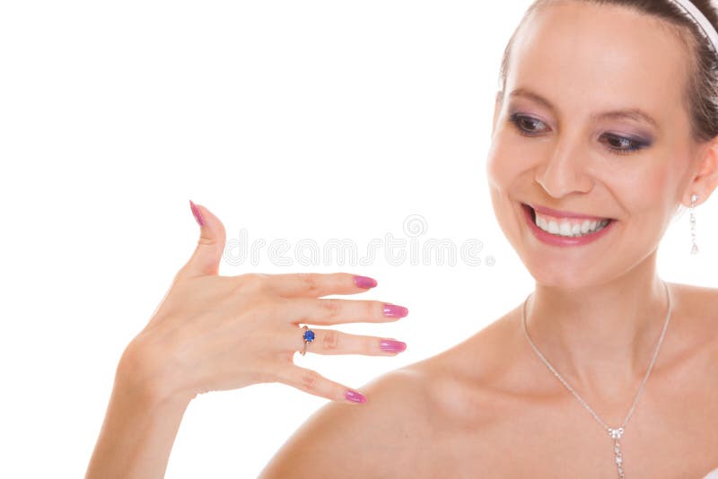 Donna felice della sposa con l'anello di fidanzamento sul dito immagini stock libere da diritti Donna felice della sposa con l'anello di fidanzamento sul dito immagini stock libere da diritti