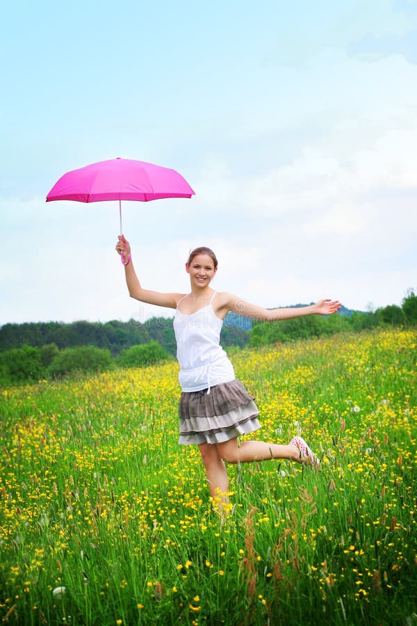 Donna felice esterna con un ombrello