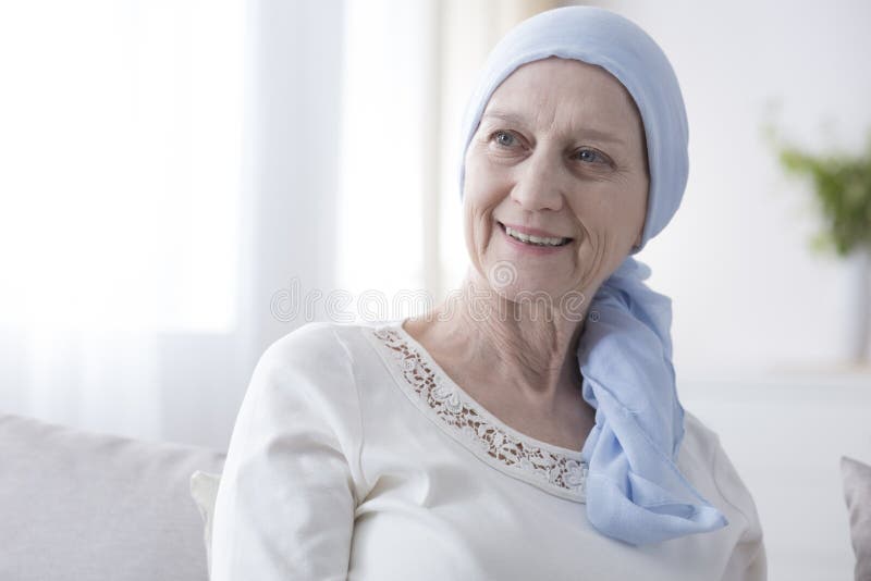 Donna felice nel foulard del cancro
