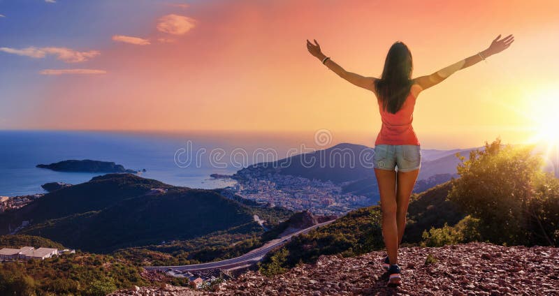 Donna felice nelle montagne che esaminano il tramonto fotografie stock libere da diritti Donna felice nelle montagne che esaminano il tramonto fotografie stock libere da diritti