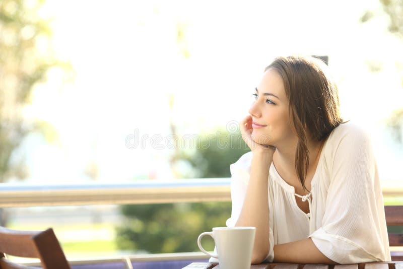 Donna felice pensierosa che si ricorda fotografie stock libere da diritti