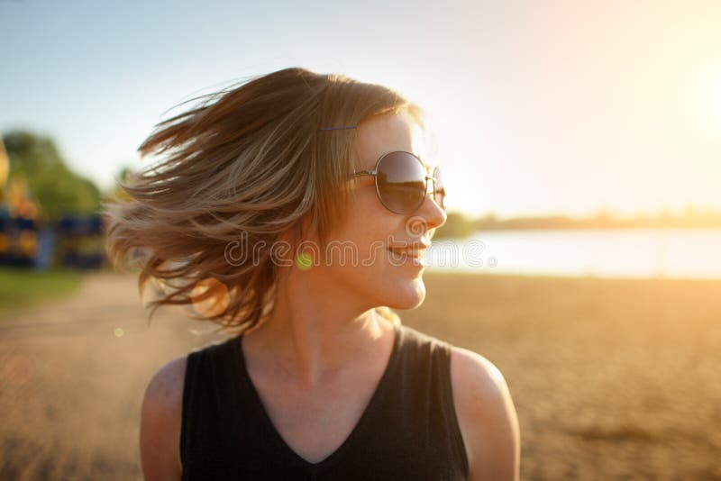Donna felice, spiaggia fotografia stock libera da diritti