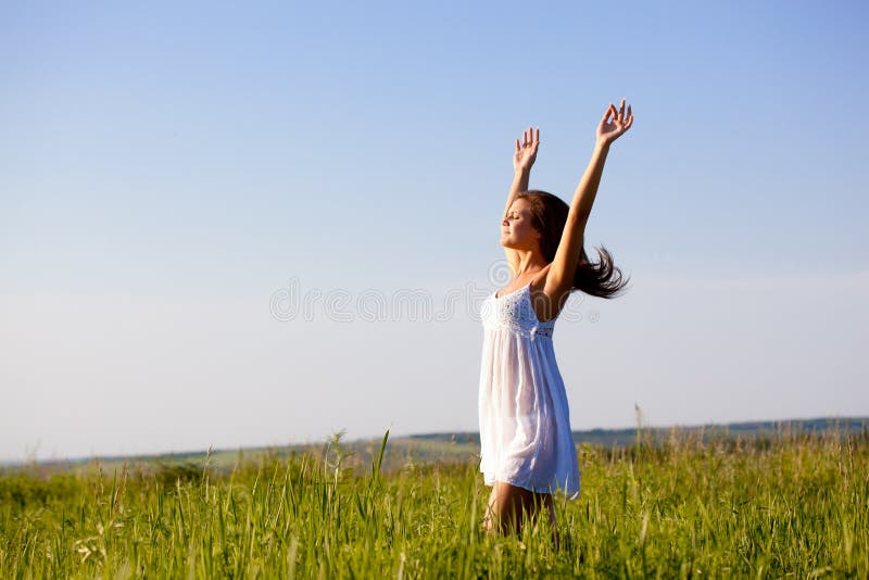Donna felice in un campo immagini stock