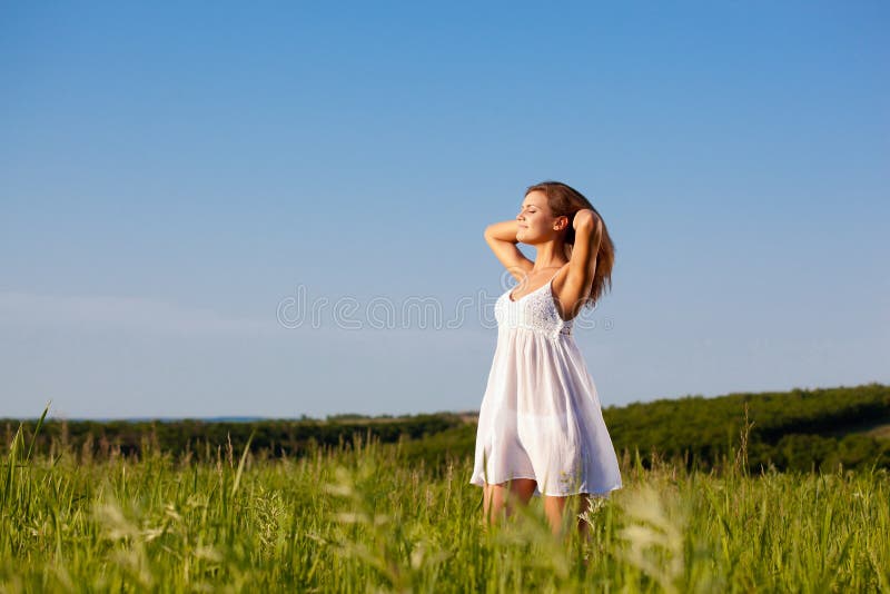 Donna felice in un campo fotografia stock