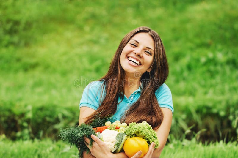 Donna felice sveglia con la frutta e le verdure sane organiche