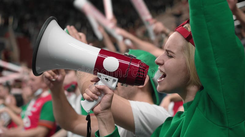 Donna Felice Urla Megafono Stadio Americano. Altoparlante a