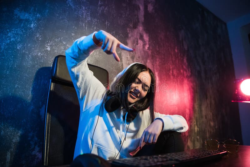 Donna femminile emozionante della ragazza del gamer che preme un bottone su una tastiera che esegue un gioco o che invia un messa fotografia stock libera da diritti Donna femminile emozionante della ragazza del gamer che preme un bottone su una tastiera che esegue un gioco o che invia un messa fotografia stock libera da diritti