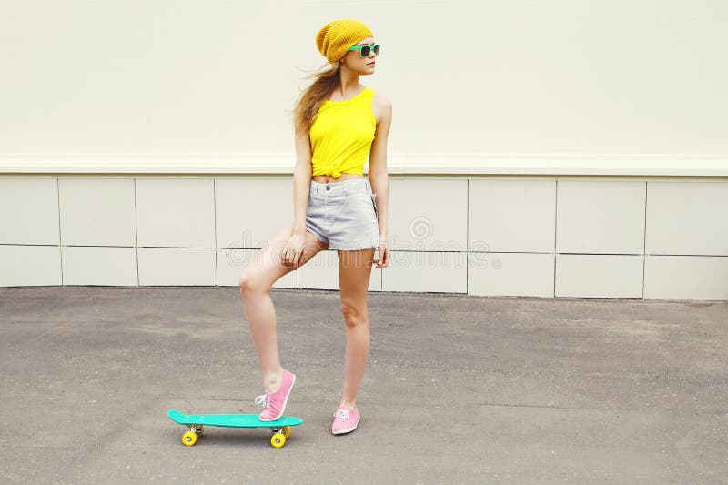 Donna fresca dei pantaloni a vita bassa di modo con il pattino fotografia stock Donna fresca dei pantaloni a vita bassa di modo con il pattino fotografia stock