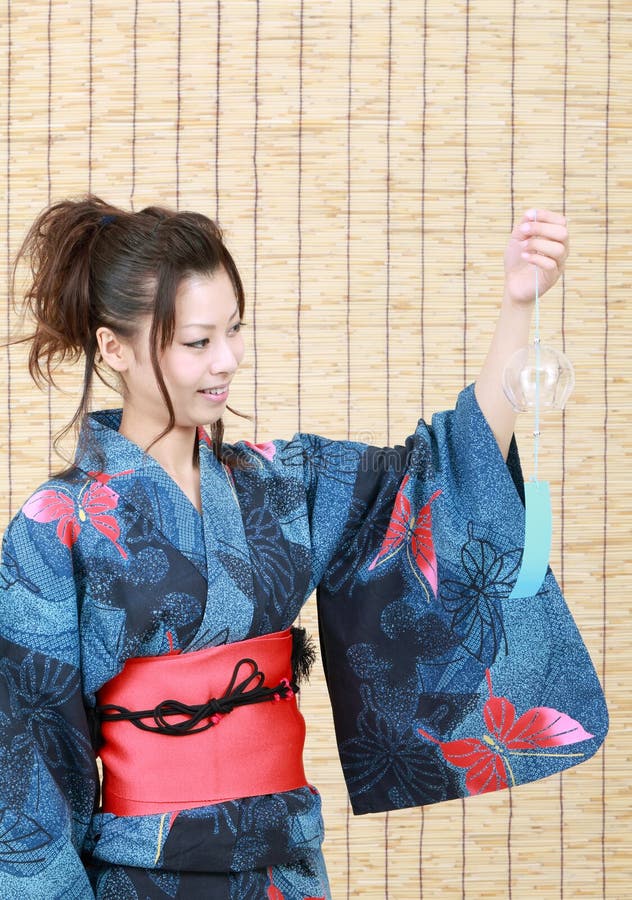 Adatti La Donna Asiatica Che Porta Il Kimono Rosso Giapponese Tradizionale Image31445959 - Foto 8