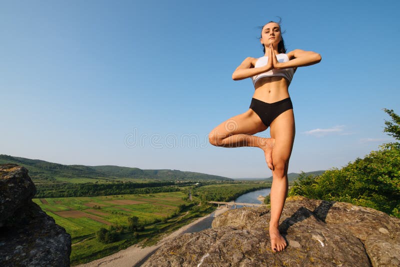 Donna Giovane Di Yoga Con L Ente Muscolare Perfetto Che Fa Posa Dell Albero Esercizio Dell