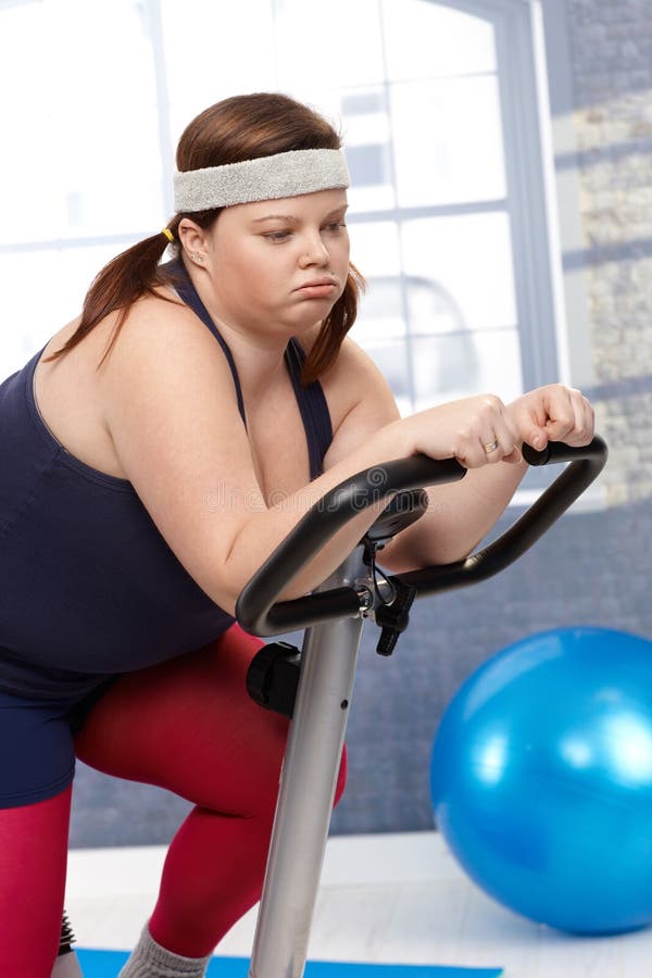 Donna grassa esaurita sulla bici di esercitazione