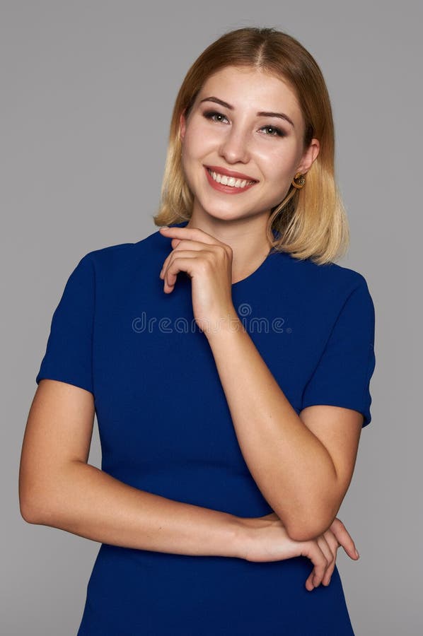 Donna graziosa allegra in vestito blu fotografia stock libera da diritti Donna graziosa allegra in vestito blu fotografia stock libera da diritti