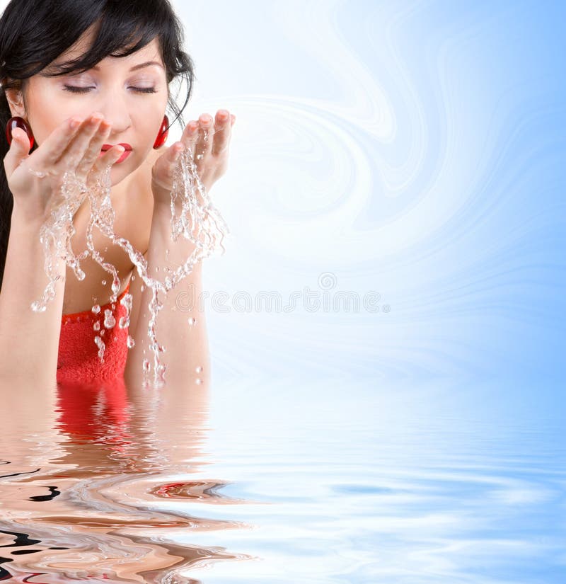 Donna graziosa che rinfresca il fronte fotografie stock Donna graziosa che rinfresca il fronte fotografie stock