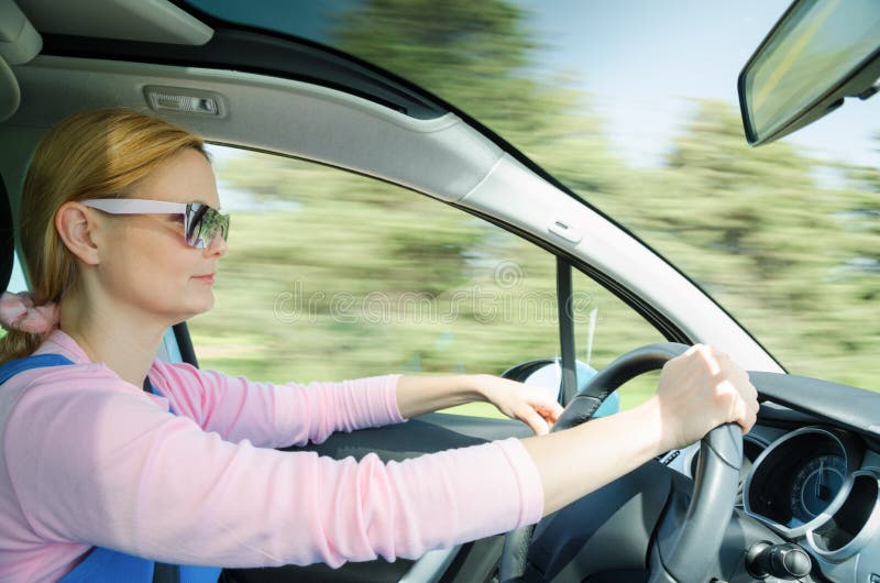 Donna Graziosa in Occhiali Da Sole Che Conducono Automobile Veloce  Fotografia Stock - Immagine di adulto, automobile: 54169438