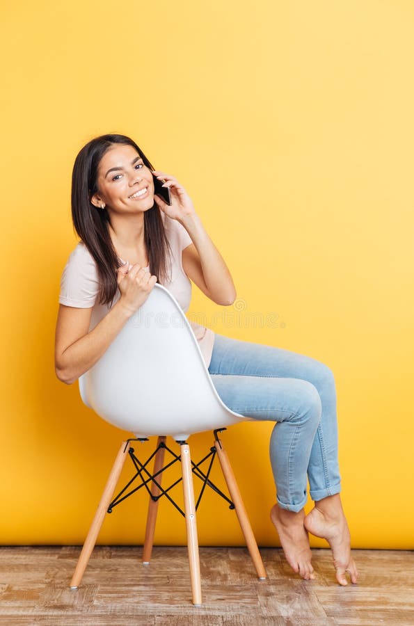 Donna graziosa sorridente che parla sul telefono fotografie stock Donna graziosa sorridente che parla sul telefono fotografie stock