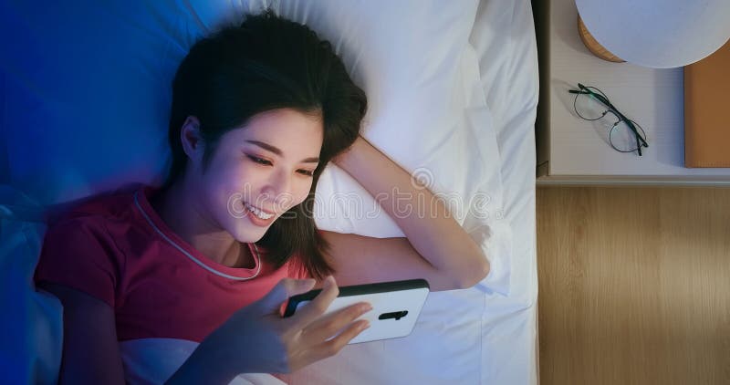 Donna guarda video su smartphone immagine stock