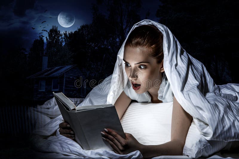 Donna immersa in realtà con un libro fotografia stock