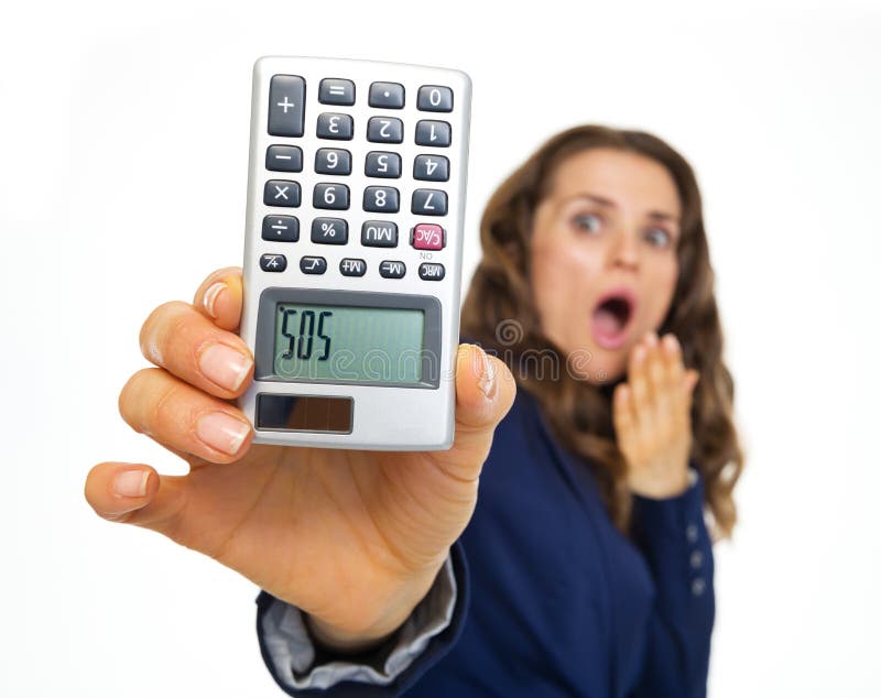 Donna impaurita di affari che mostra calcolatore con l'iscrizione di SOS