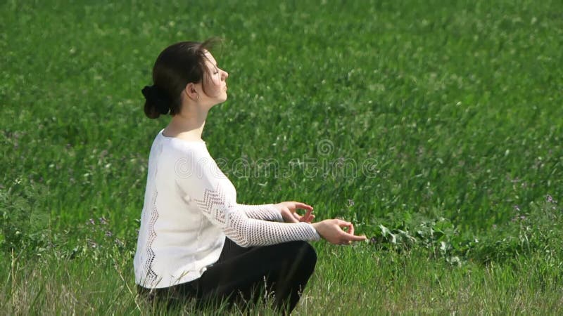 Donna impegnata nella meditazione