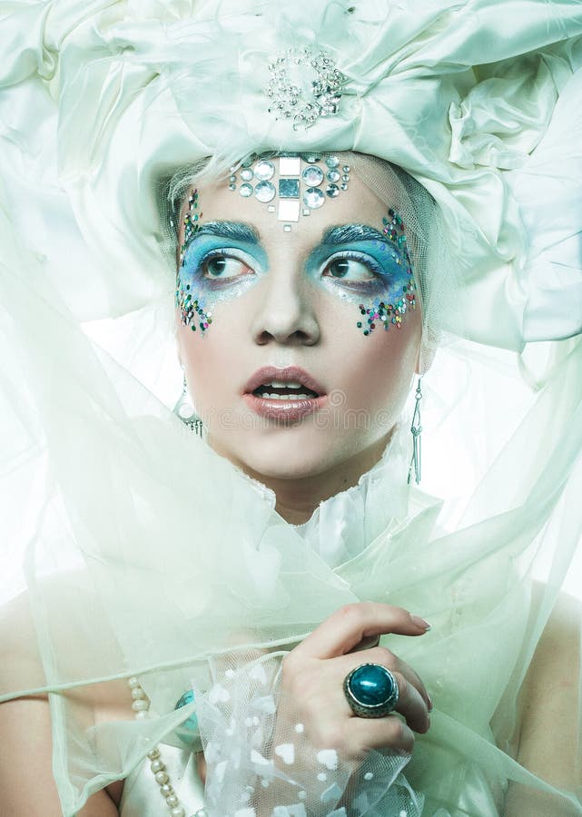Donna incantevole in costume di natale. ritratto di chiusura per capelli creativo. immagine stock libera da diritti