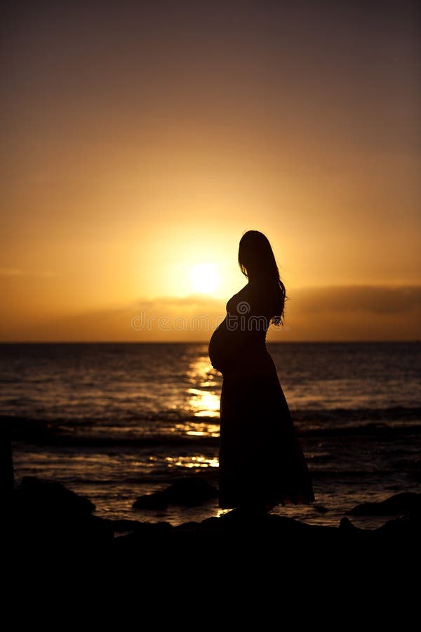 Donna incinta al tramonto fotografie stock libere da diritti Donna incinta al tramonto fotografie stock libere da diritti