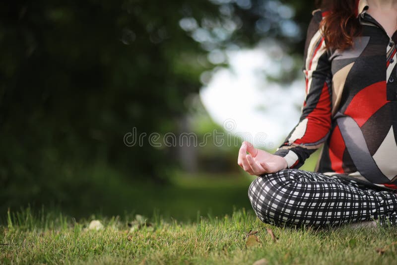 Donna incinta che fa esercizio di yoga in natura immagini stock Donna incinta che fa esercizio di yoga in natura immagini stock