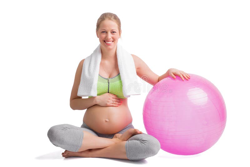 Donna incinta che si siede nella posizione di loto con palla medica fotografie stock Donna incinta che si siede nella posizione di loto con palla medica fotografie stock