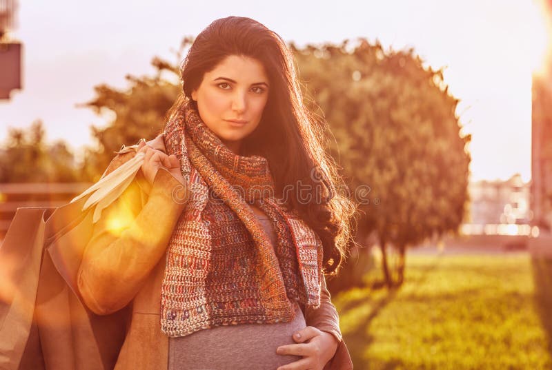 Donna incinta con il sacchetto di acquisto immagine stock libera da diritti Donna incinta con il sacchetto di acquisto immagine stock libera da diritti