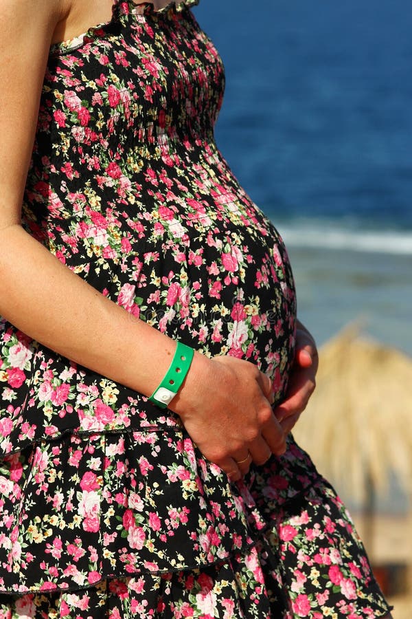 Donna incinta sulla spiaggia immagini stock libere da diritti Donna incinta sulla spiaggia immagini stock libere da diritti