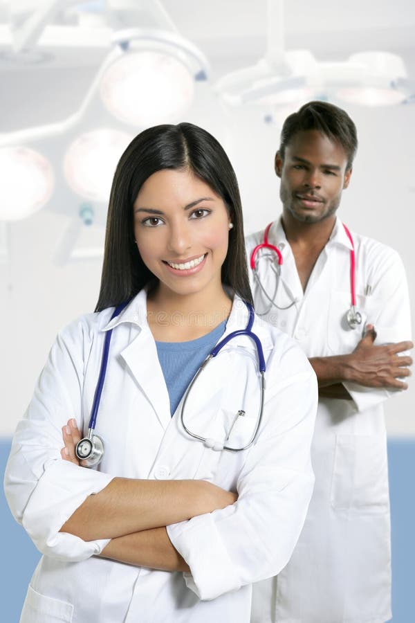 Donna indiana asiatica dei medici ed uomo africano immagini stock libere da diritti Donna indiana asiatica dei medici ed uomo africano immagini stock libere da diritti
