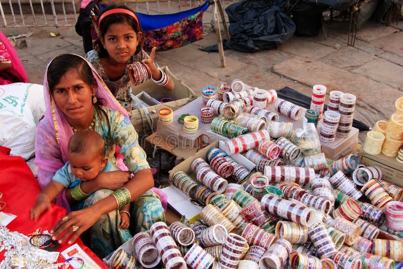 Donna indiana che vende i bangels al mercato di Sadar, Jodhpur, India immagini stock libere da diritti Donna indiana che vende i bangels al mercato di Sadar, Jodhpur, India immagini stock libere da diritti