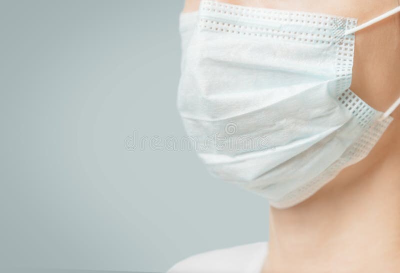 Donna irriconoscibile con maschera di protezione medica, ravvicinata immagine stock Donna irriconoscibile con maschera di protezione medica, ravvicinata immagine stock