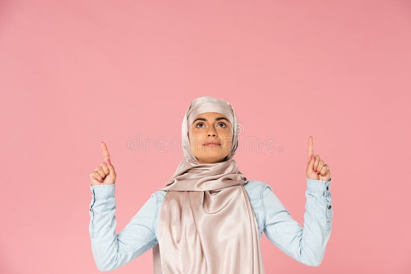 Donna islamica nell'hijab isolata in rosa