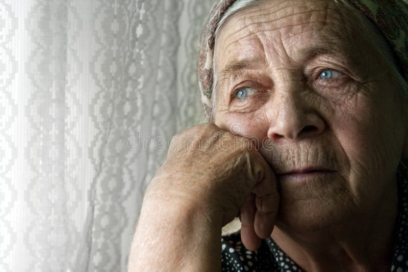 Donna maggiore anziana pensive sola triste immagini stock