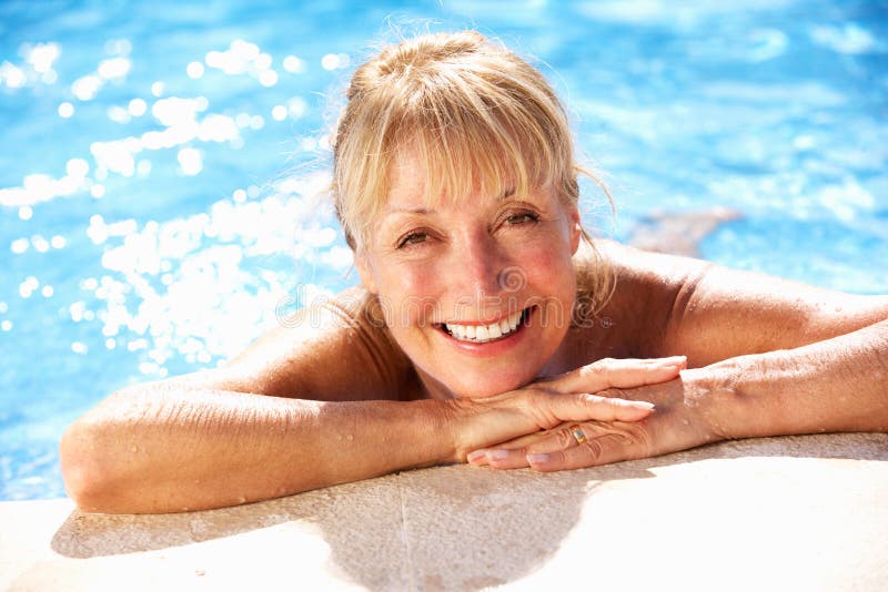 Donna maggiore che ha divertimento nella piscina fotografia stock libera da diritti Donna maggiore che ha divertimento nella piscina fotografia stock libera da diritti