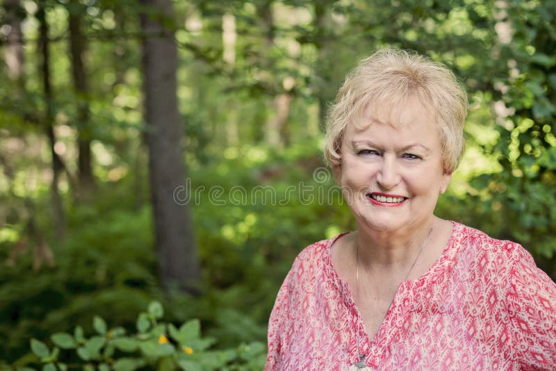 Donna maggiore felice fotografie stock libere da diritti
