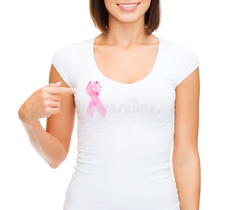 Donna in maglietta in bianco con il nastro rosa del cancro immagine stock libera da diritti Donna in maglietta in bianco con il nastro rosa del cancro immagine stock libera da diritti